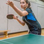 Tischtennistalent Valerie Smeljanski beim Aufschlag, 10-2016