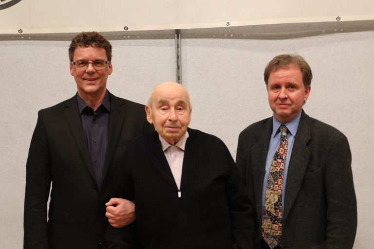 Stehender Applaus für 80 Jahre Vereinstreue, Verstärkung für Vereinsleitung…