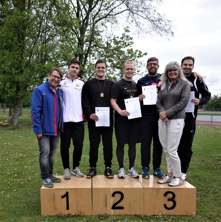 Leichtathleten trotzen nasskaltem Wetter auf der Sportanlage