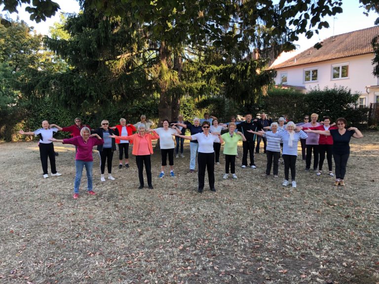 Wie bei den Chinesen: Seniorengymnastik unter freiem Himmel