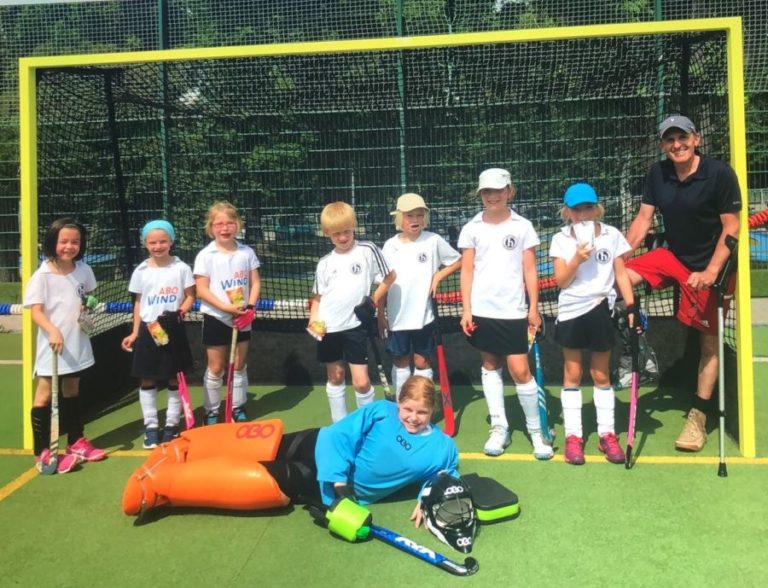 Gemischte Hockey-Jugendmannschat erfolgreich beim TVA