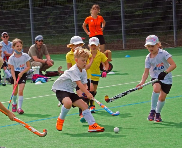U8 Hockey-Mannschaft bestreitet erste Spiele