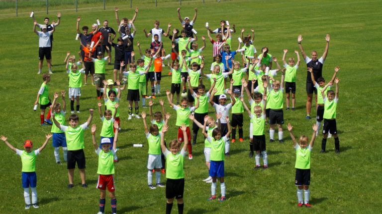 Perfekte Fußballwoche mit 55 Kickern,16 Trainern und 3 Köchen