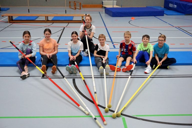 Leichtathletik-Kinder schnuppern am Stab