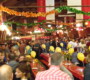 Heidesheimer und ihre Gäste in Feierlaune beim Jahrgangstreffen in der Markthalle. Foto: Jürgen Genzler